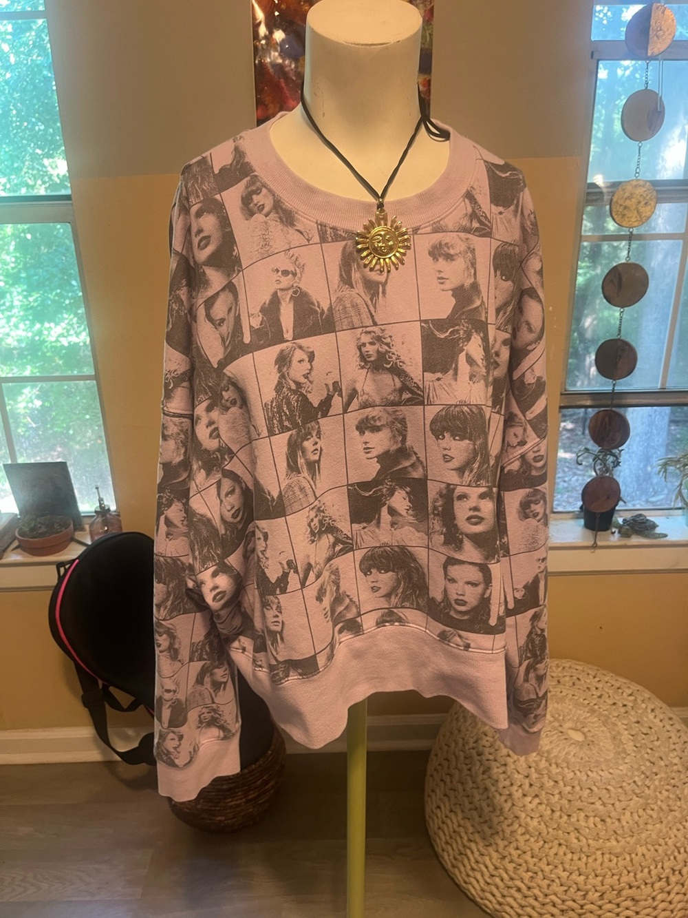 Taylor Swift Relaxed Graphic Crewneck Sweatshirt - Pink